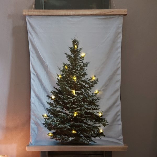 Velours wandkleed met een kerstboom. Voorzien van 15 LED lichtjes.