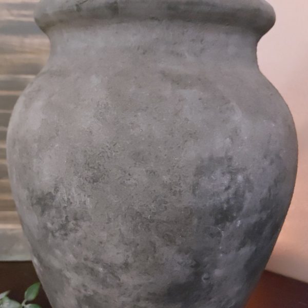 Grote bloempot van aardewerk in een donker grijze kleur, van het merk Brynxz uit de serie Stone Black.