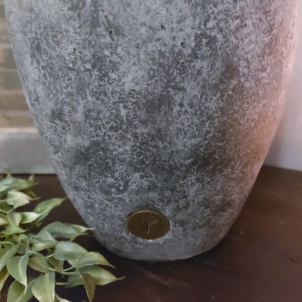 Bloempot van aardewerk in donker grijze tinten. De overpot is van het merk Brynxz en komt uit de serie Stone Black.