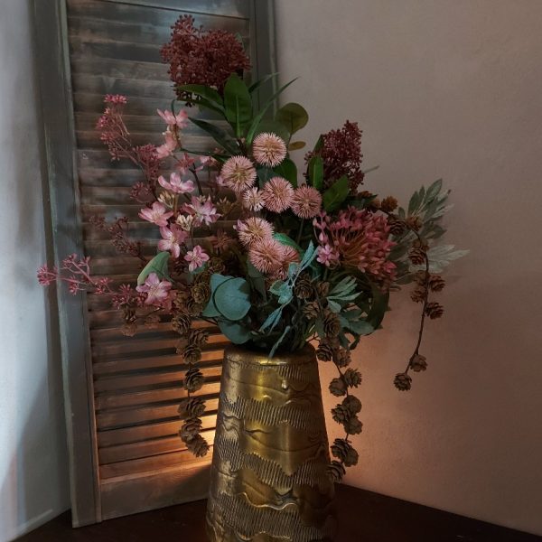 Voordeelboeket kunstbloemen in warme kleurtinten van oud roze tot bordeauxrood. Exclusief verkrijgbaar bij Creatieve Decoraties Voor Jou.