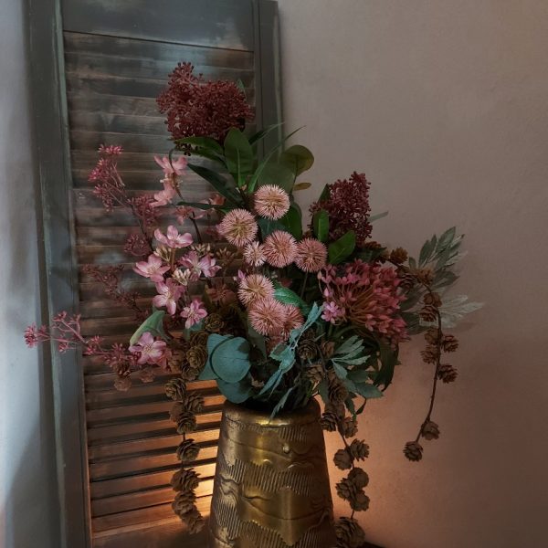 Voordeelboeket kunstbloemen in warme kleurtinten van oud roze tot bordeauxrood. Exclusief verkrijgbaar bij Creatieve Decoraties Voor Jou.