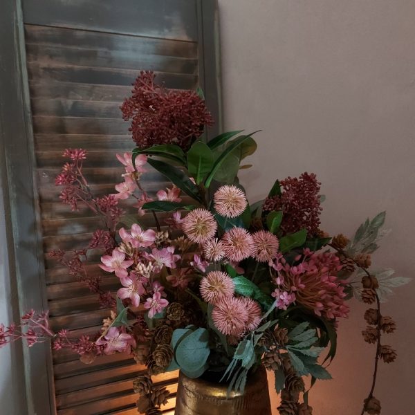 Voordeelboeket kunstbloemen in warme kleurtinten van oud roze tot bordeauxrood. Exclusief verkrijgbaar bij Creatieve Decoraties Voor Jou.