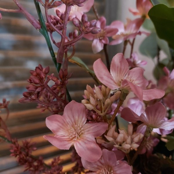 Voordeelboeket kunstbloemen in warme kleurtinten van oud roze tot bordeauxrood. Exclusief verkrijgbaar bij Creatieve Decoraties Voor Jou.