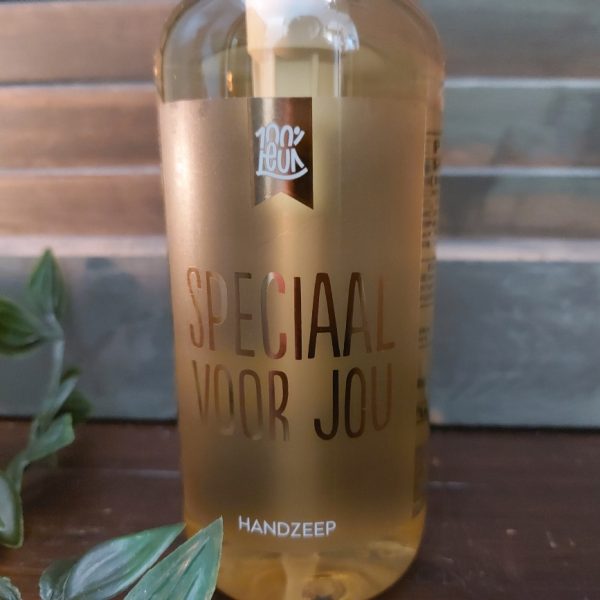 Handzeep van 100%LEUK met op de champagnekleurige flacon de tekst "Speciaal voor jou".