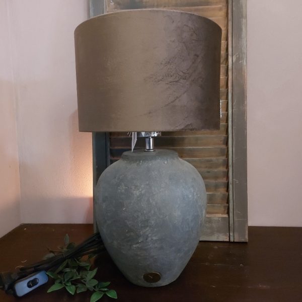 Lampvoet model kruiklamp van aardewerk in een betonlook, van het merk Brynxz uit de serie Majestic Vintage.