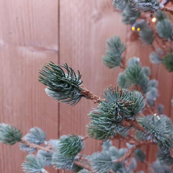 Lariks kunstboom van 120 cm hoog. De lariks kerstboom is van het merk Brynxz