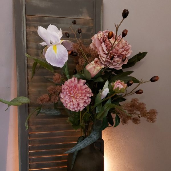 Een compleet boeket zijdenbloemen in zachte pasteltinten, exclusief verkrijgbaar bij Creatieve Decoraties Voor Jou.