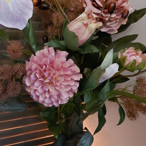 Een compleet boeket zijdenbloemen in zachte pasteltinten, exclusief verkrijgbaar bij Creatieve Decoraties Voor Jou.