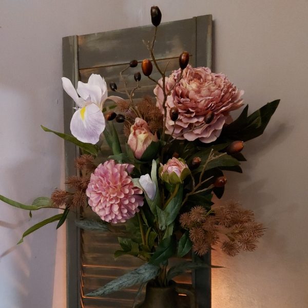 Een compleet boeket zijdenbloemen in zachte pasteltinten, exclusief verkrijgbaar bij Creatieve Decoraties Voor Jou.