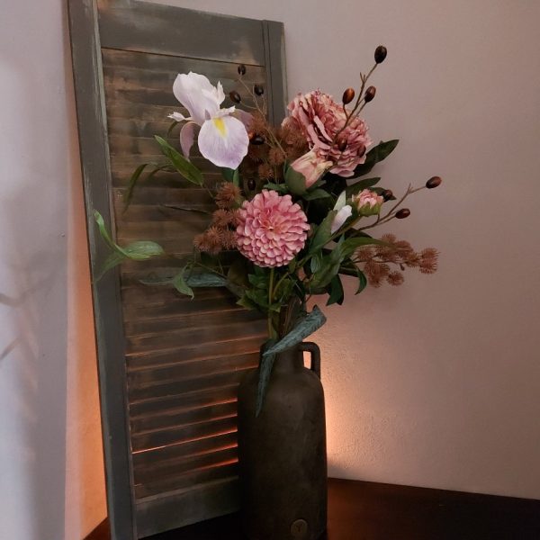 Een compleet boeket zijdenbloemen in zachte pasteltinten, exclusief verkrijgbaar bij Creatieve Decoraties Voor Jou.