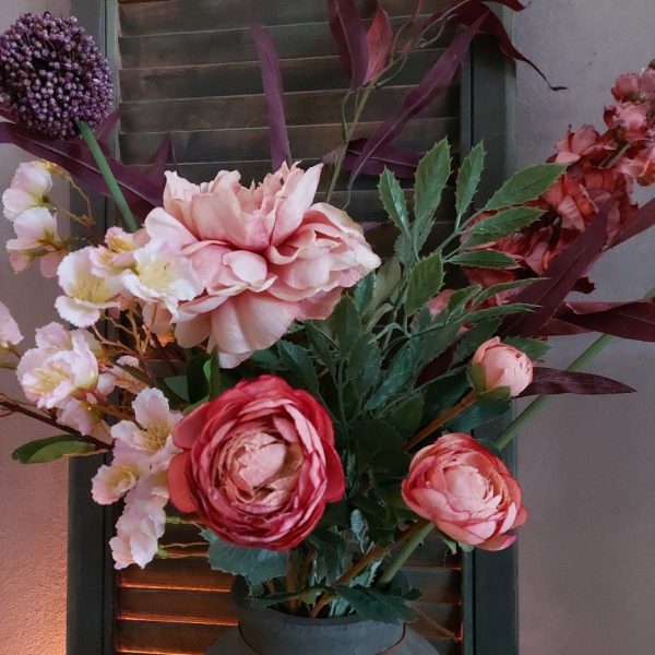 Voordeelboeket kunstbloemen in warme kleurtinten van zacht roze tot diep paars. Exclusief verkrijgbaar bij Creatieve Decoraties Voor Jou.