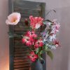 Compleet boeket zijden bloemen in frisse lente kleuren.