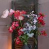 Compleet boeket zijden bloemen in frisse lente kleuren.
