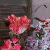 Compleet boeket zijden bloemen in frisse lente kleuren.