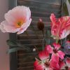 Compleet boeket zijden bloemen in frisse lente kleuren.