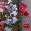 Compleet boeket zijden bloemen in frisse lente kleuren.