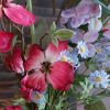 Compleet boeket zijden bloemen in frisse lente kleuren.