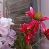 Compleet boeket zijden bloemen in frisse lente kleuren.