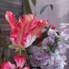Compleet boeket zijden bloemen in frisse lente kleuren.