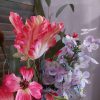 Compleet boeket zijden bloemen in frisse lente kleuren.