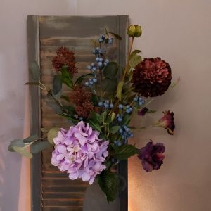 Compleet boeket zijden bloemen in rijke paarse kleurtinten, exclusief verkrijgbaar bij Creatieve Decoraties Voor Jou.