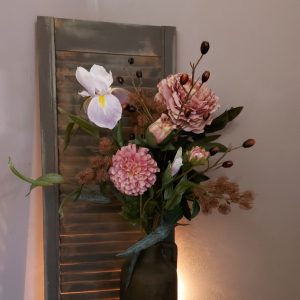 Een compleet boeket zijdenbloemen in zachte pasteltinten, exclusief verkrijgbaar bij Creatieve Decoraties Voor Jou.