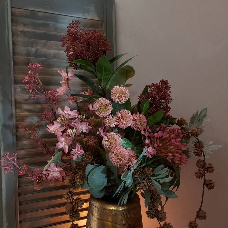 Voordeelboeket kunstbloemen in warme kleurtinten van oud roze tot bordeauxrood. Exclusief verkrijgbaar bij Creatieve Decoraties Voor Jou.