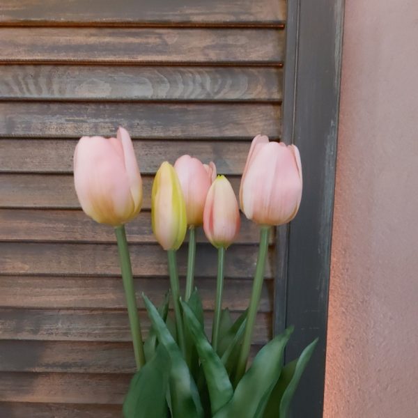 Bosje van 5 kunsttulpen in een licht roze kleur van het merk Countryfield.