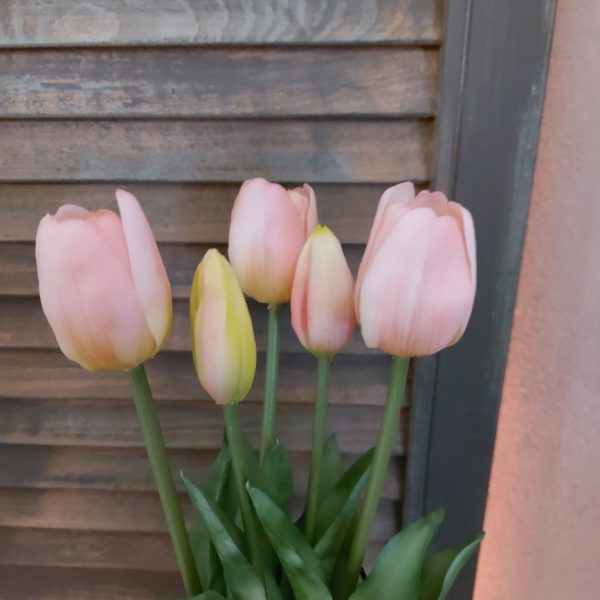 Bosje van 5 kunsttulpen in een licht roze kleur van het merk Countryfield.