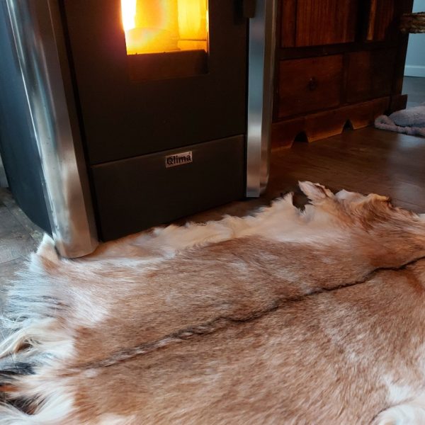 Decoratief geitenvacht in een licht bruine kleur, gemaakt van soepel leer een zacht geitenhaar.