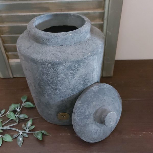 Pot met afneembaar deksel van aardewerk in een donker grijze kleur, van het merk Brynxz uit de serie Stone Black.