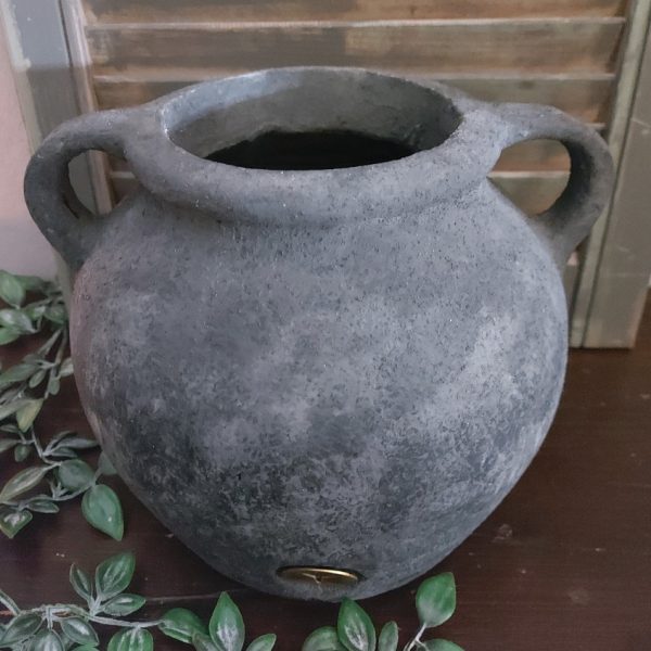 Bloempot van aardewerk met twee oren in een donker grijze kleur, van het merk Brynxz uit de serie Stone Black.