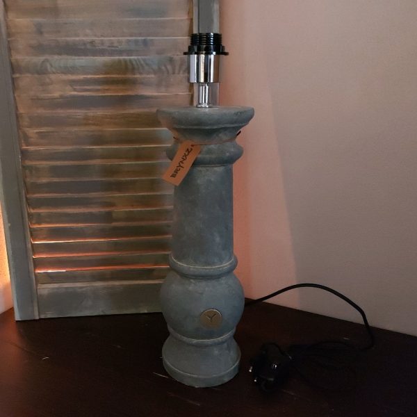 Baluster lamp van aardewerk in een grijze betonkleur, van het merk Brynxz uit de serie Majestic Vintage.