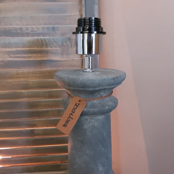 Baluster lamp van aardewerk in een grijze betonkleur, van het merk Brynxz uit de serie Majestic Vintage.