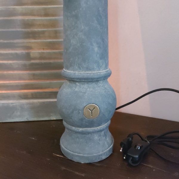 Baluster lamp van aardewerk in een grijze betonkleur, van het merk Brynxz uit de serie Majestic Vintage.