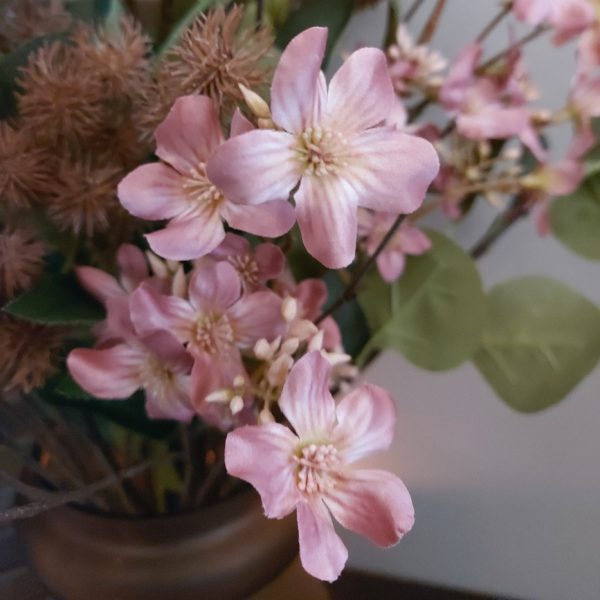 Boeket met zijden bloemen in warme kleurtinten, aangevuld met berkentakken.