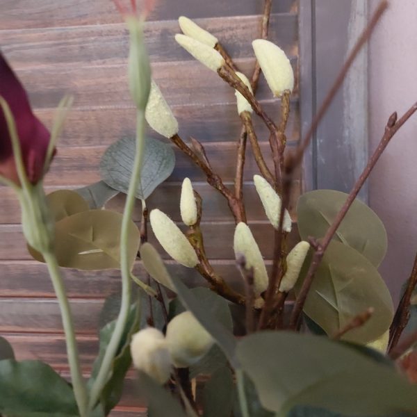 Boeket met zijden bloemen in warme kleurtinten, aangevuld met berkentakken.