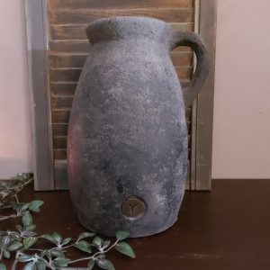 Kruik met oor van aardewerk in een donker grijze kleur, van het merk Brynxz uit de serie Stone Black.