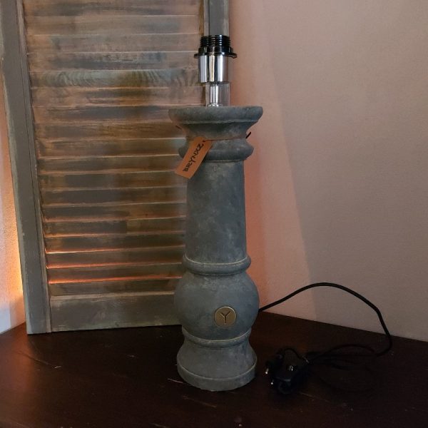 Baluster lamp van aardewerk in een grijze betonkleur, van het merk Brynxz uit de serie Majestic Vintage.