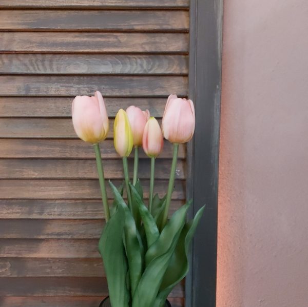 Bosje van 5 kunsttulpen in een licht roze kleur van het merk Countryfield.