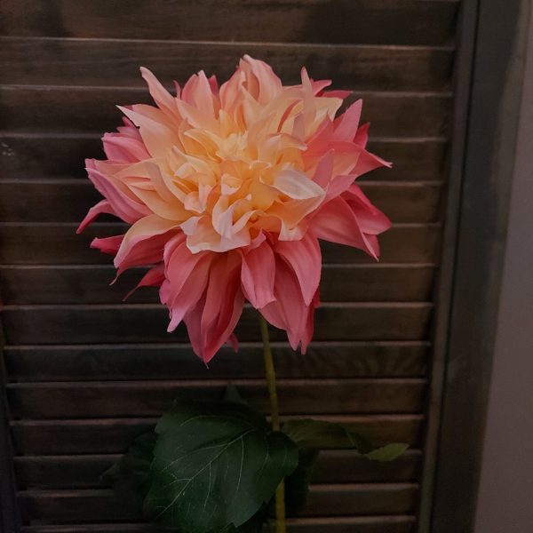 Dahlia zijden bloem in een frisse roze kleur, van het merk Brynxz.