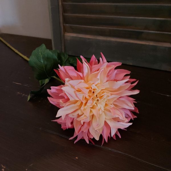 Dahlia zijden bloem in een frisse roze kleur, van het merk Brynxz.