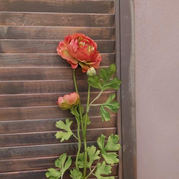 Ranonkel kunstbloem in een oud roze kleur met drie bloemen, van het merk Brynxz.