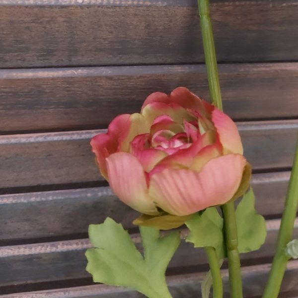 Ranonkel kunstbloem in een oud roze kleur met drie bloemen, van het merk Brynxz.
