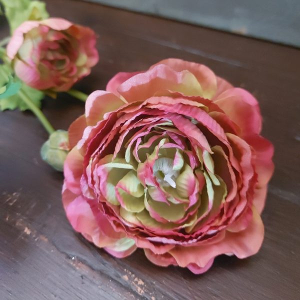 Ranonkel kunstbloem in een oud roze kleur met drie bloemen, van het merk Brynxz.