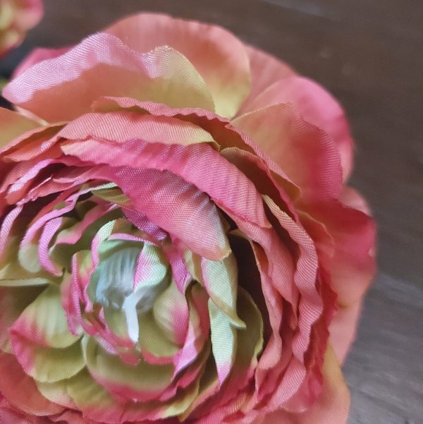 Ranonkel kunstbloem in een oud roze kleur met drie bloemen, van het merk Brynxz.