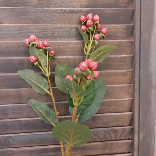 Twijg met Hypericum besjes in een zacht rode kleur. Deze kunstbloem is van het merk Brynxz.