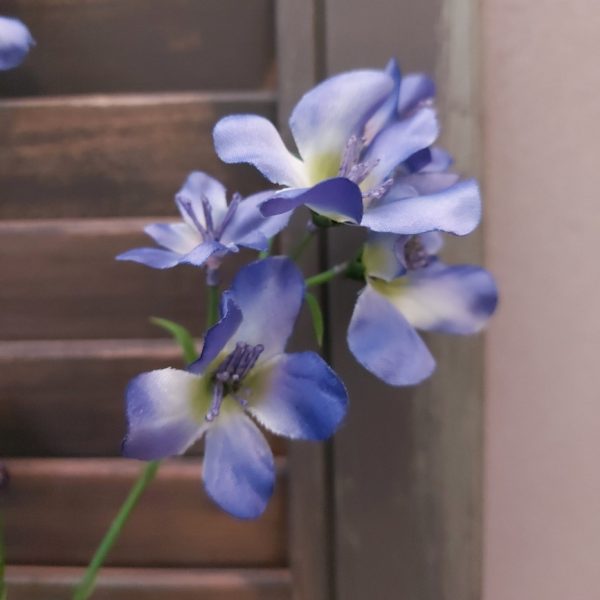 Ridderspoor kunstbloem in een blauwe kleur, van het merk Brynxz.