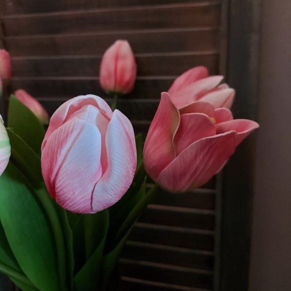 Bos met 12 zachtroze kunsttulpen van het merk Brynxz.