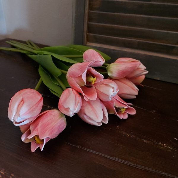 Bos met 12 zachtroze kunsttulpen van het merk Brynxz.